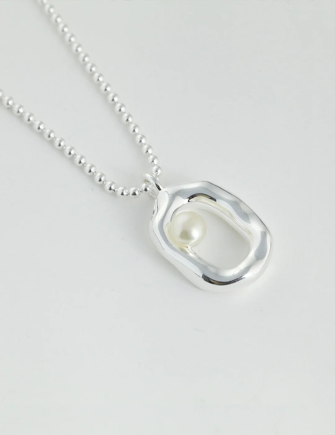 Minimalist O-Shaped Pearl Pendant Necklace