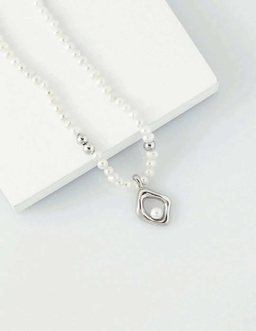 Minimalist Geometric Irregular Pendant Pearl Necklace