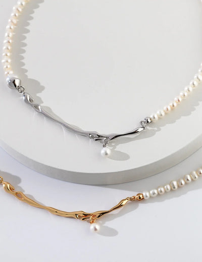 Fluid Natural Design Pearl Necklace