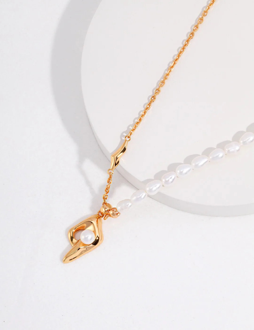 Minimalist Geometric Irregular Pendant Pearl Necklace